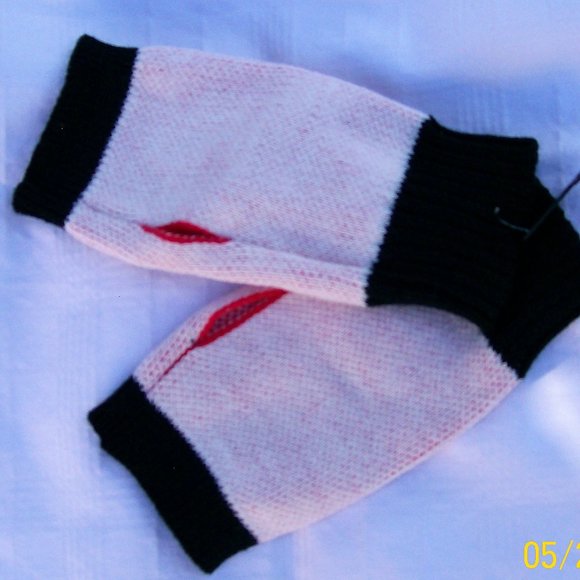 NEW Cute NOBO Fingerless Gloves - Picture 2 of 2
